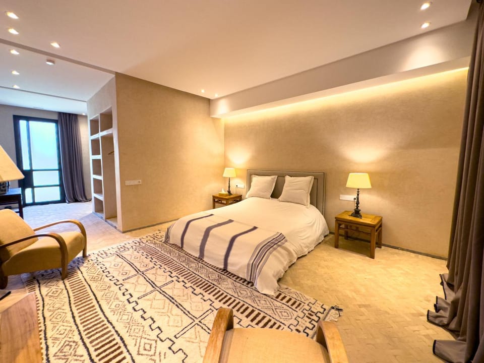 Bed, Photo of the whole room, Seating area, Bedroom