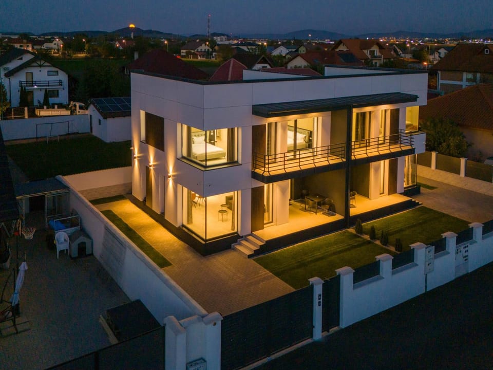 Property building, Night, Neighbourhood, Bird's eye view, BBQ facilities, BBQ facilities, Garden, Garden, View (from property/room), View (from property/room), Balcony/Terrace, Garden view, Garden view, River view, River view, Street view, Street view, Quiet street view, Inner courtyard view, Parking