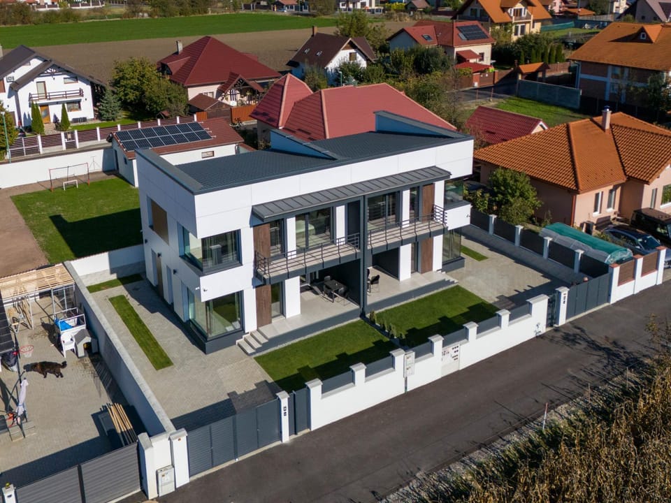 Property building, Day, Neighbourhood, Bird's eye view, City view, Street view, Location, Parking