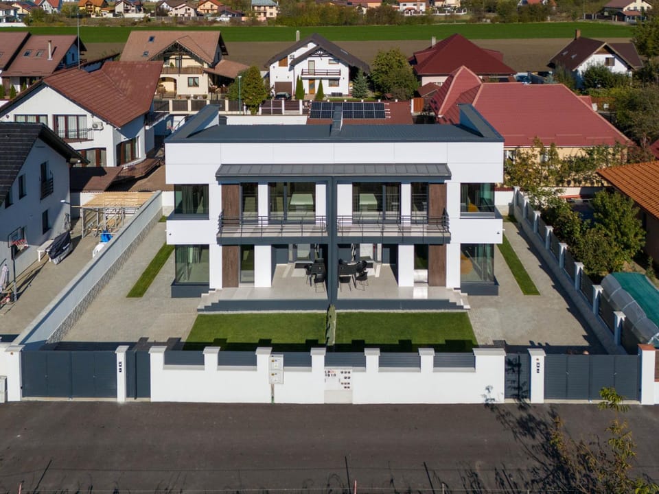 Property building, Day, Neighbourhood, Bird's eye view, Street view, Location