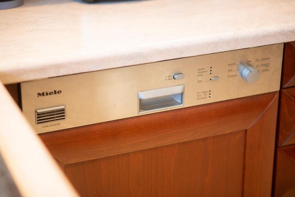 Kitchen or kitchenette, dishwasher