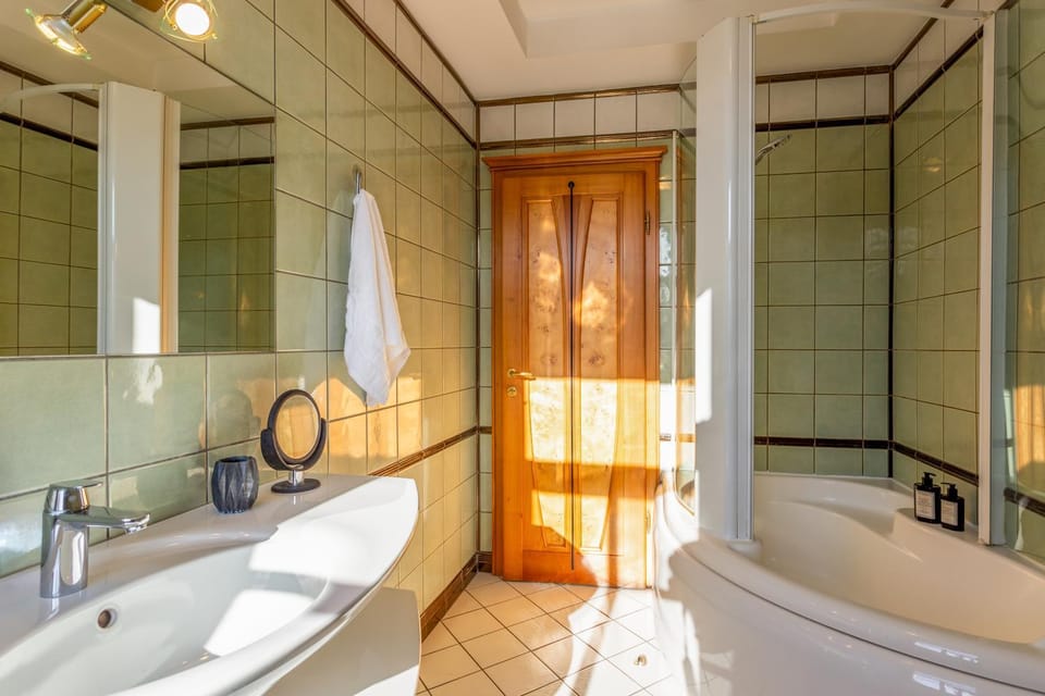 Toilet, Bathroom, Bath