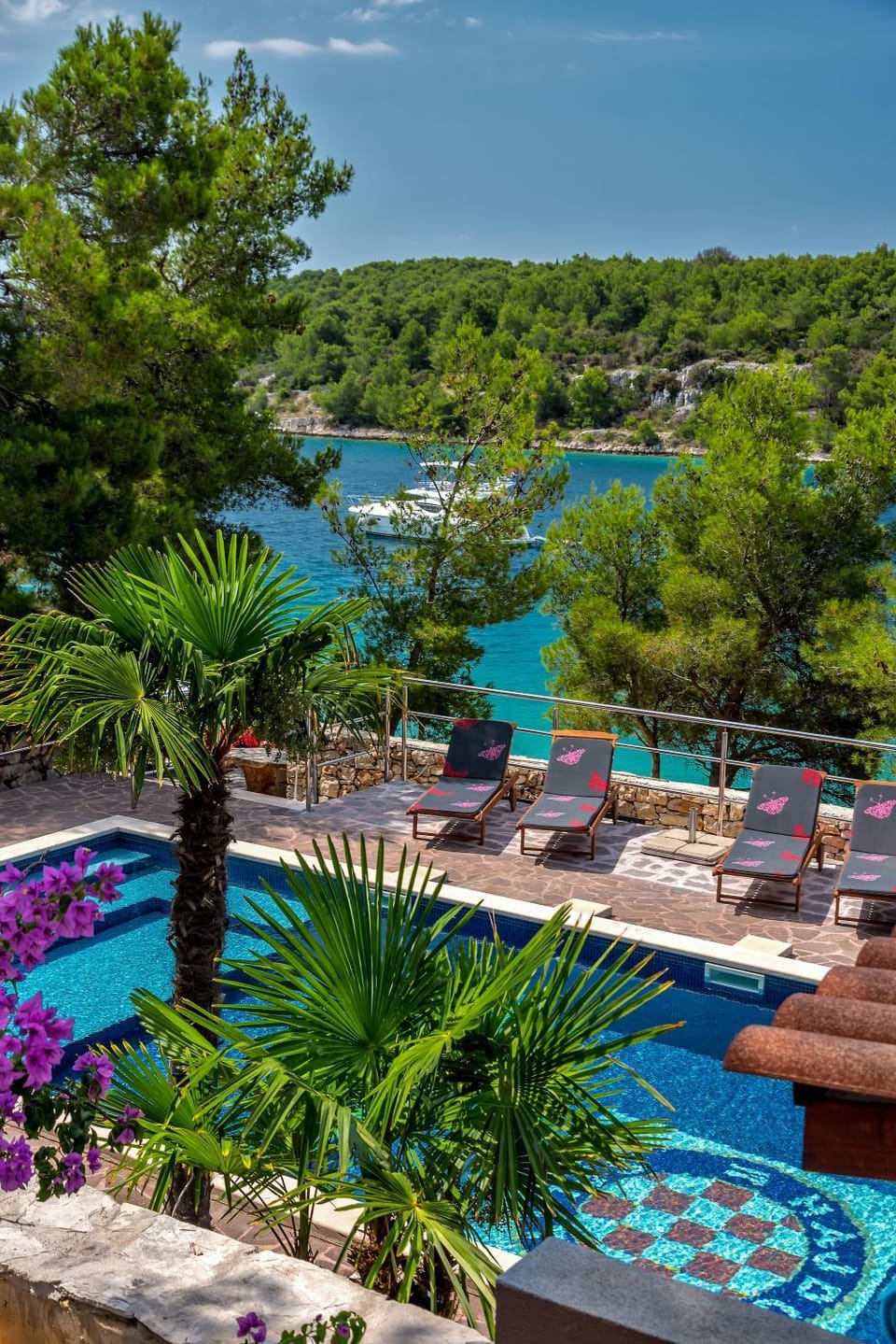 Nearby landmark, Day, Garden, Pool view, Swimming pool, sunbed