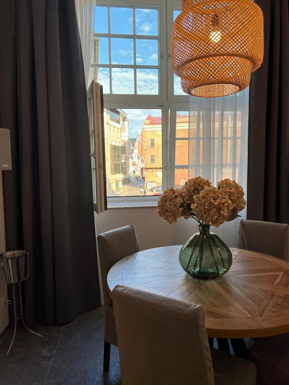 Dining area, City view