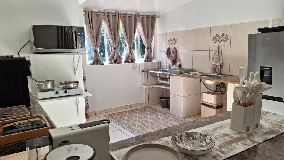Coffee/tea facilities, Kitchen or kitchenette, microwave, stove