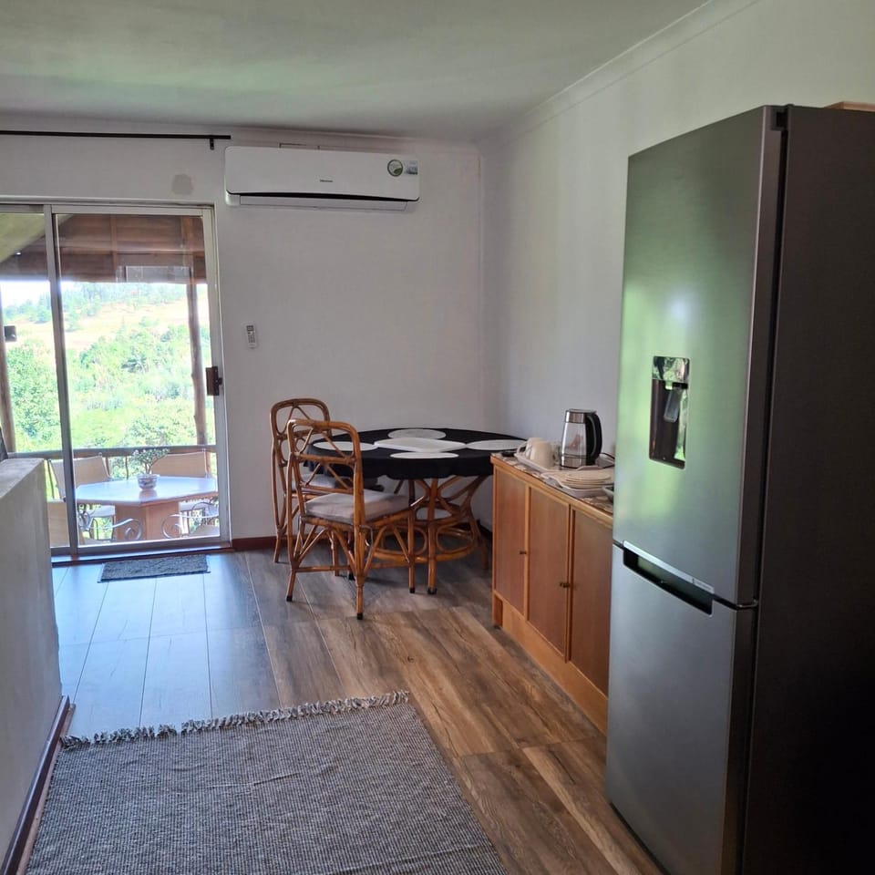 Kitchen or kitchenette, Living room, Seating area, Dining area, minibar, air conditioner
