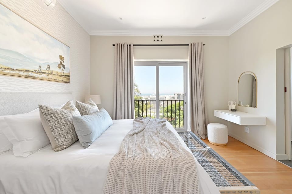 Stylish 2 Bedroom Ensuite Apt with Beautiful Views Apartment in Cape Town