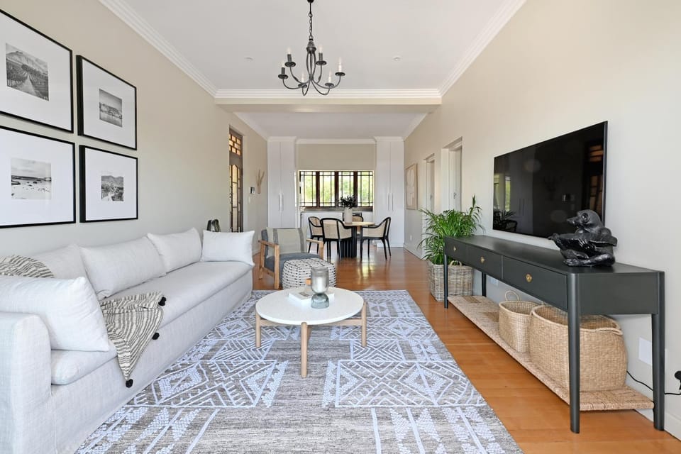 Stylish 2 Bedroom Ensuite Apt with Beautiful Views Apartment in Cape Town