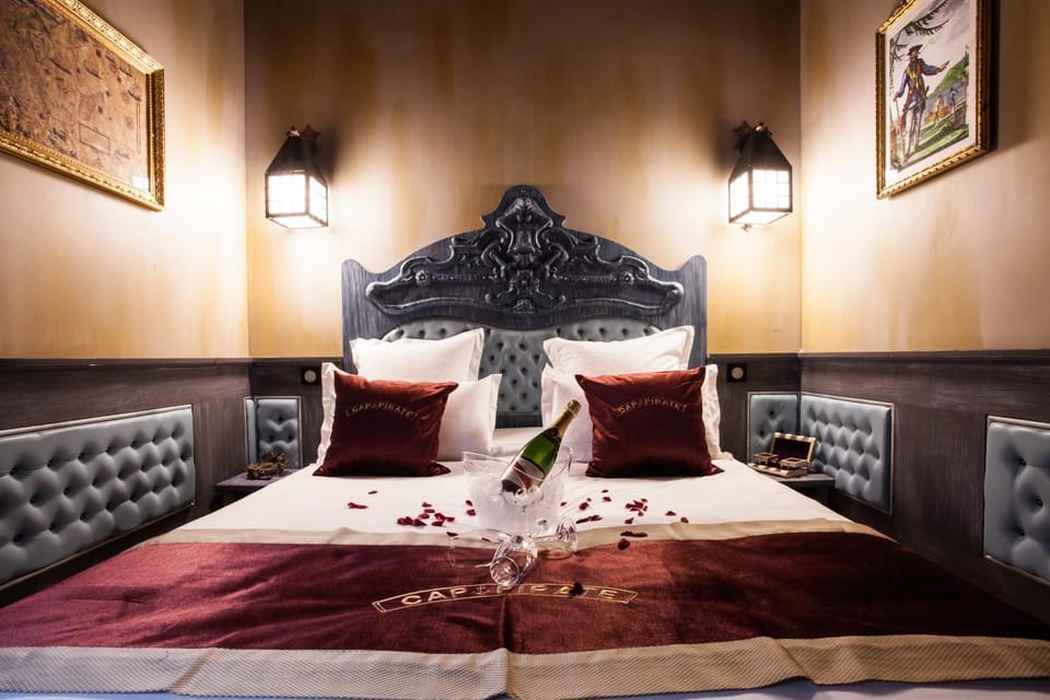 Bed, Photo of the whole room, Decorative detail, Bedroom