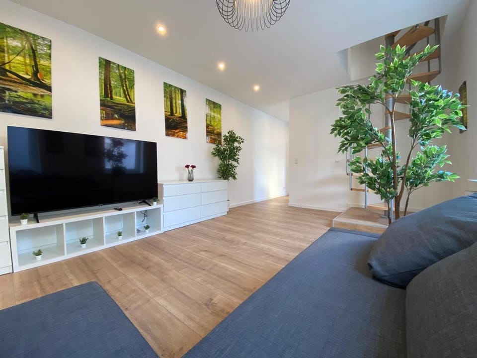 TV and multimedia, Living room, Seating area, Evening entertainment