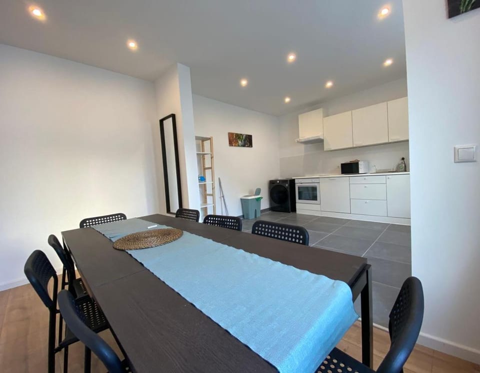 Kitchen or kitchenette, Seating area, Dining area, stove