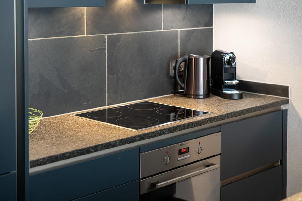 Coffee/tea facilities, Kitchen or kitchenette, stove