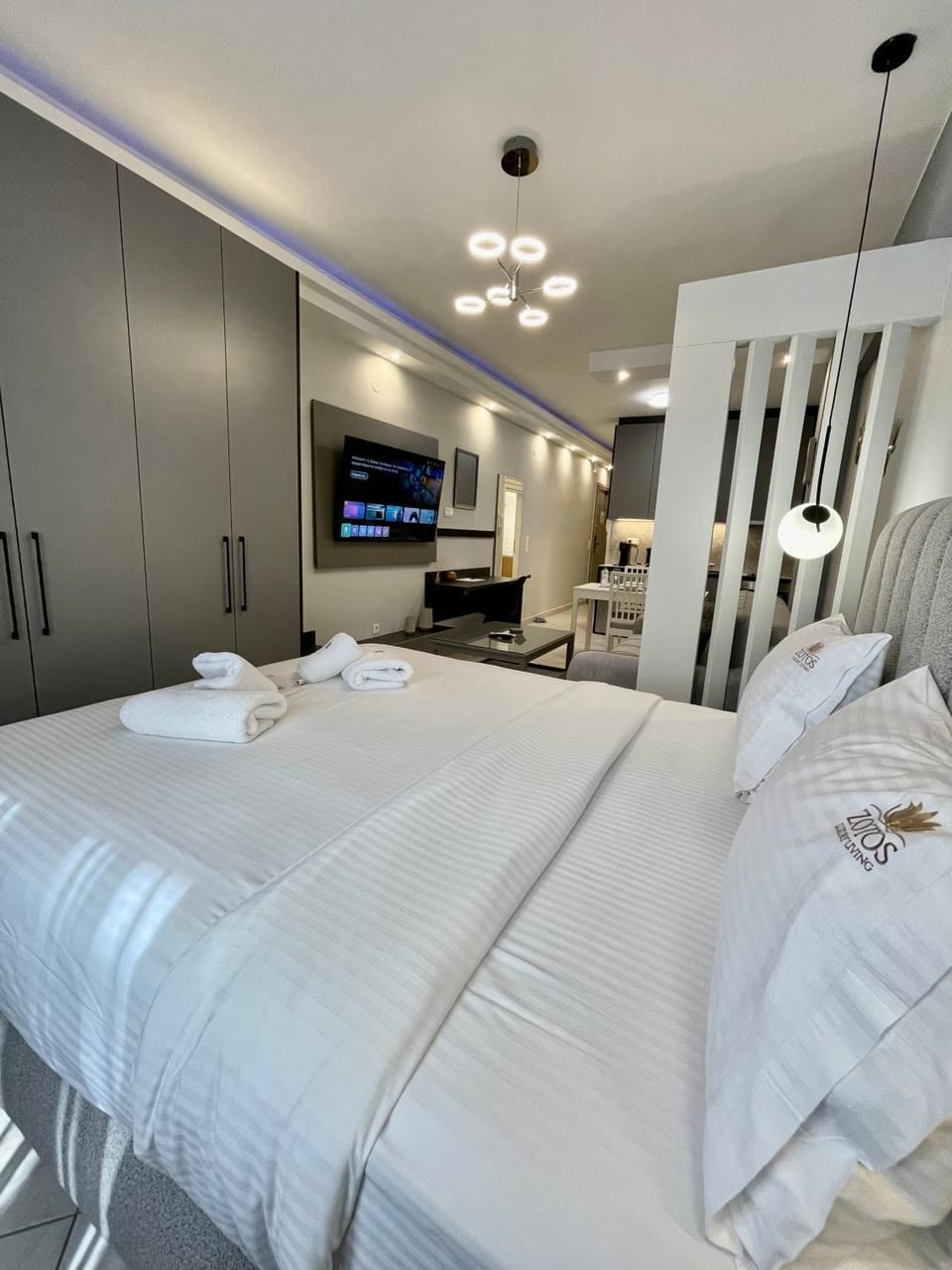 Bed, TV and multimedia, Bedroom, towels