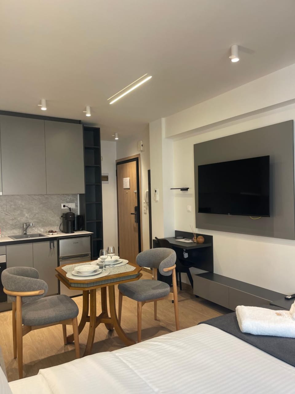 TV and multimedia, Photo of the whole room, Seating area, Dining area