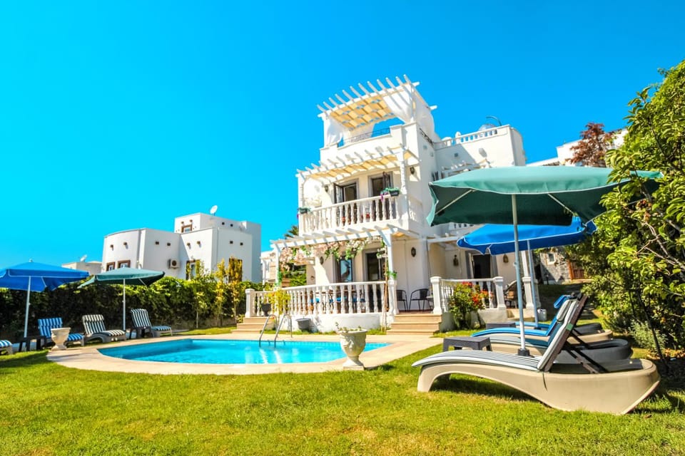 Property building, Day, Pool view, Swimming pool, sunbed