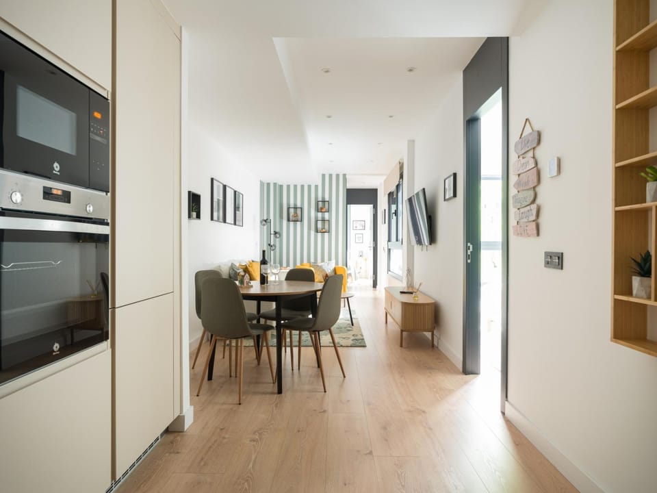 TV and multimedia, Living room, Dining area, microwave, oven