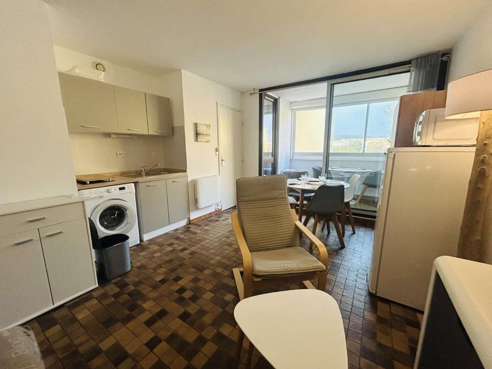Living room, stove, washing machine