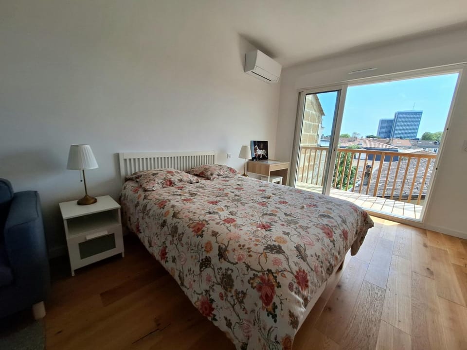 Bed, Balcony/Terrace, Bedroom, City view, air conditioner