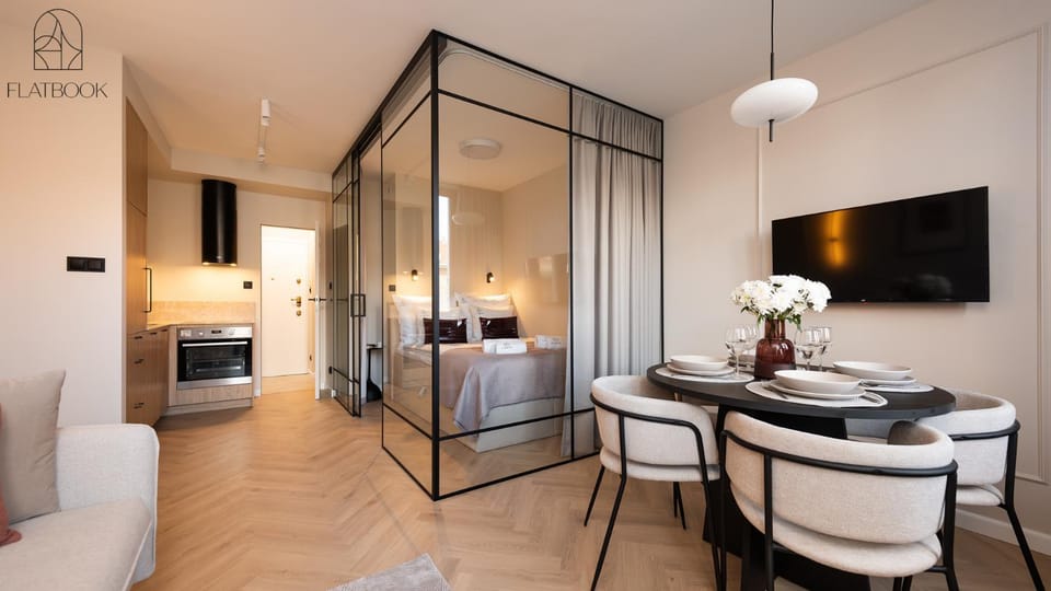 Bed, TV and multimedia, Kitchen or kitchenette, Living room, Photo of the whole room, Seating area, Dining area, Bedroom, stove