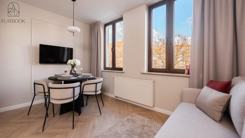 Bed, TV and multimedia, Living room, Photo of the whole room, Seating area, Dining area, Bedroom