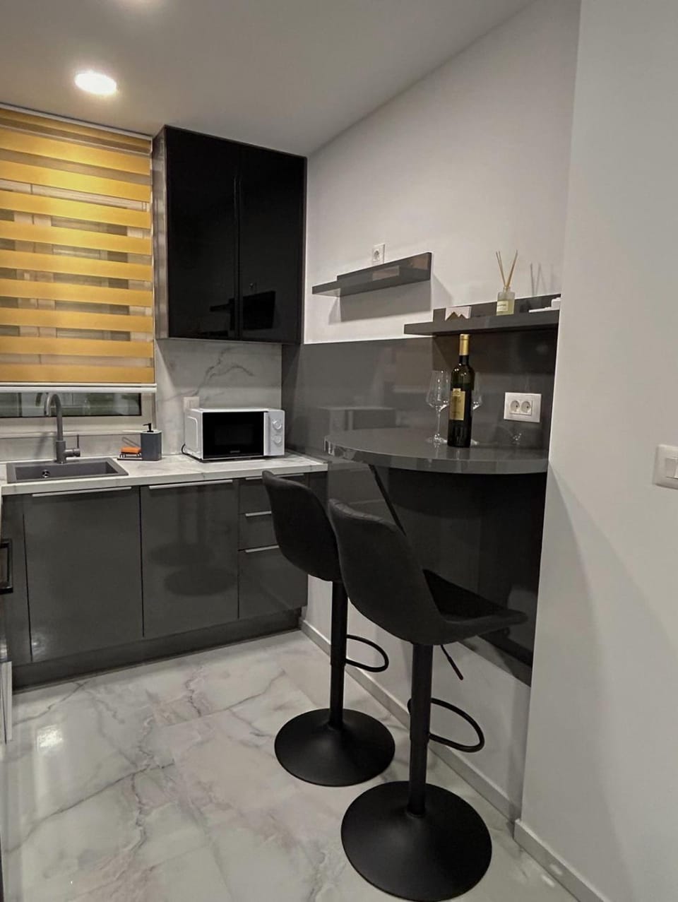 Kitchen or kitchenette, minibar, stove