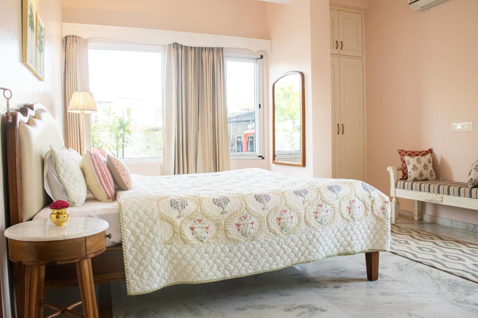 Bed, Photo of the whole room, Seating area, Bedroom, air conditioner
