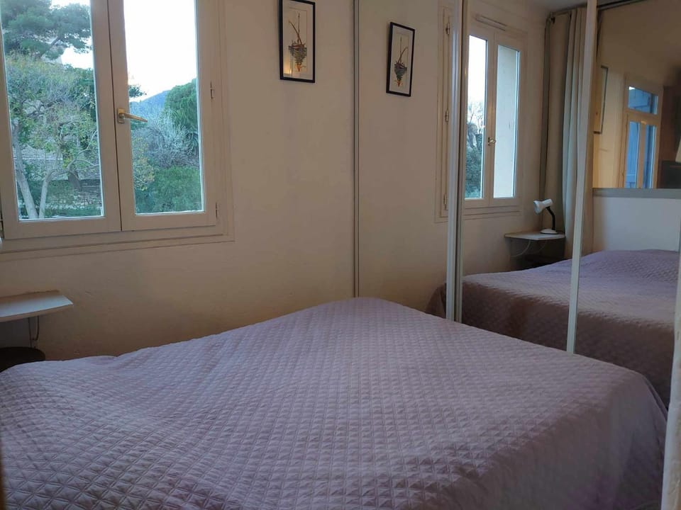 Bed, Photo of the whole room, Bedroom, storage