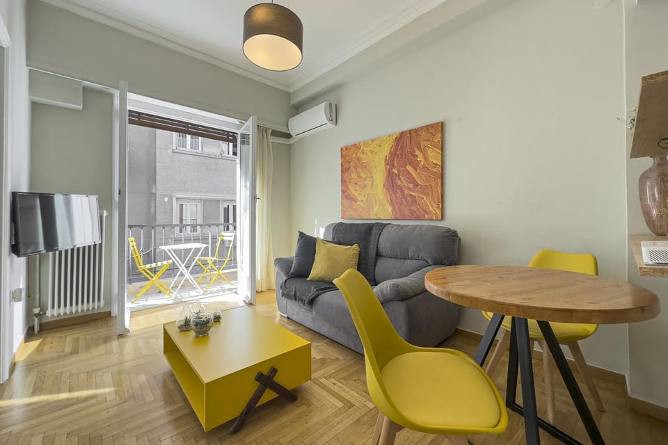 Living room, Seating area, Dining area, internet