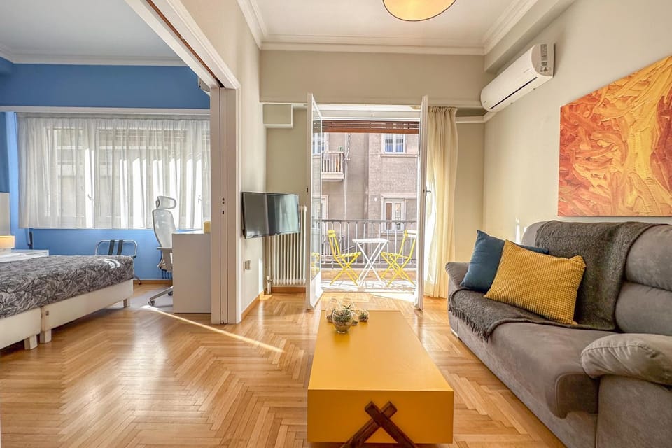 Bed, TV and multimedia, Living room, Photo of the whole room, Seating area, Dining area, Bedroom, air conditioner