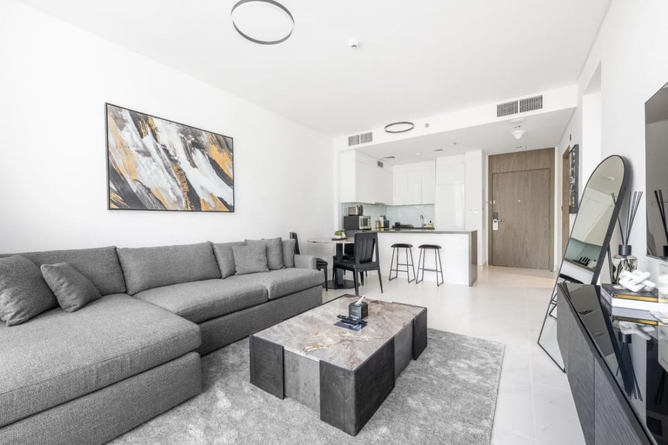 Modern 1BR for 4 with Breathtaking Lagoon Views Apartment in Dubai