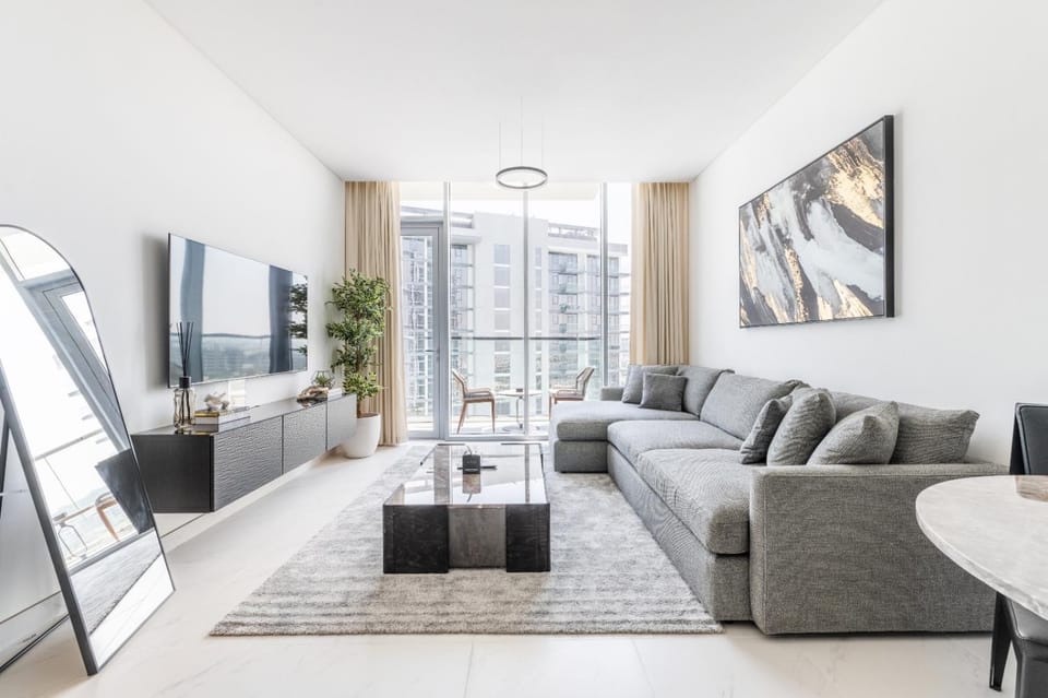 Modern 1BR for 4 with Breathtaking Lagoon Views Apartment in Dubai