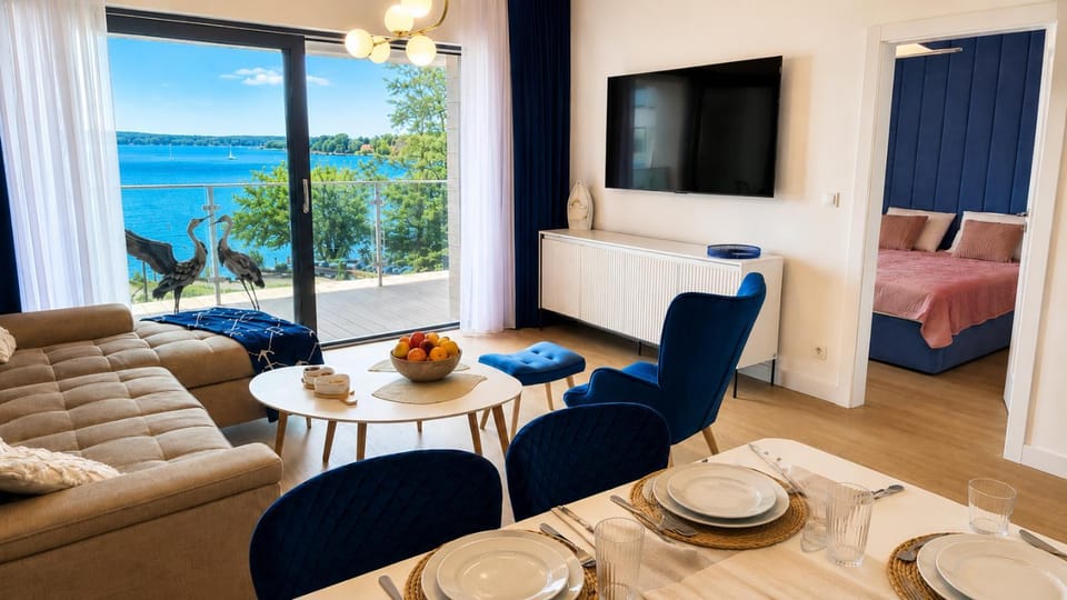 Bed, TV and multimedia, Living room, Photo of the whole room, Seating area, Dining area, Evening entertainment, Lake view