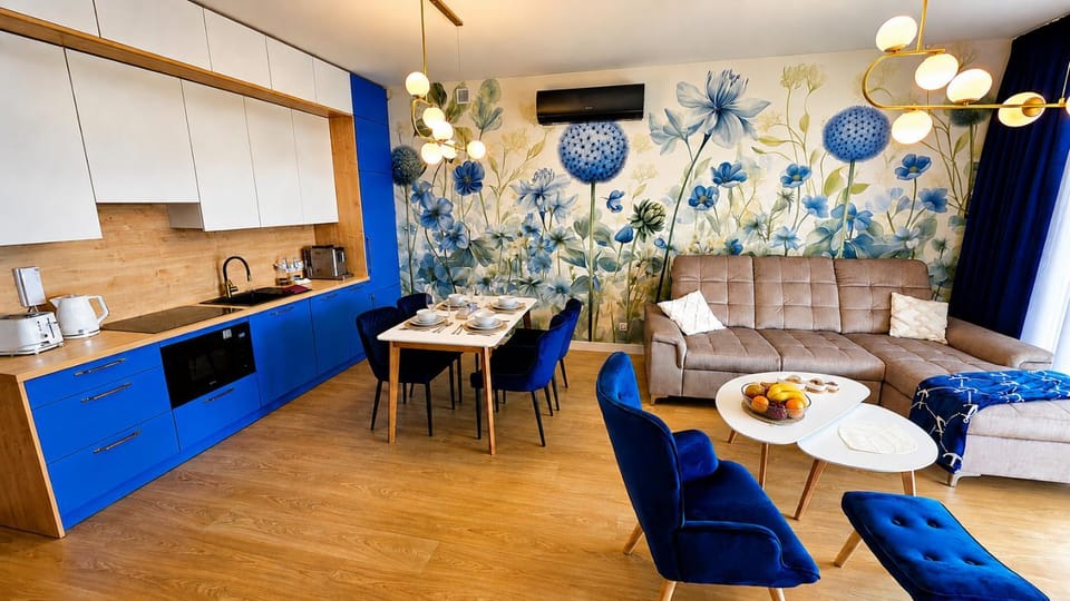 Coffee/tea facilities, Kitchen or kitchenette, Living room, Seating area, Dining area
