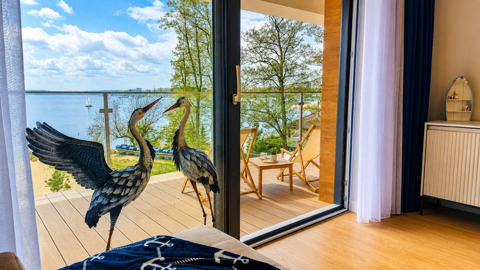 View (from property/room), Balcony/Terrace, Living room, Seating area, Lake view, internet, sunbed