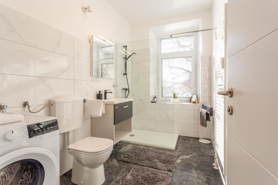 Shower, Toilet, Bathroom, towels, washing machine