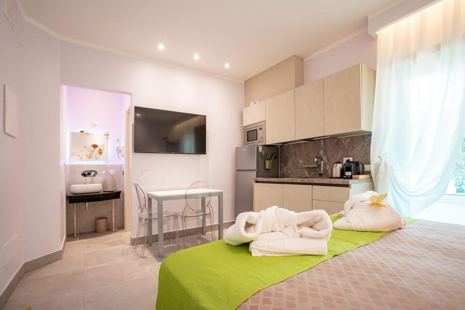 Bed, TV and multimedia, Kitchen or kitchenette, Bedroom, stove