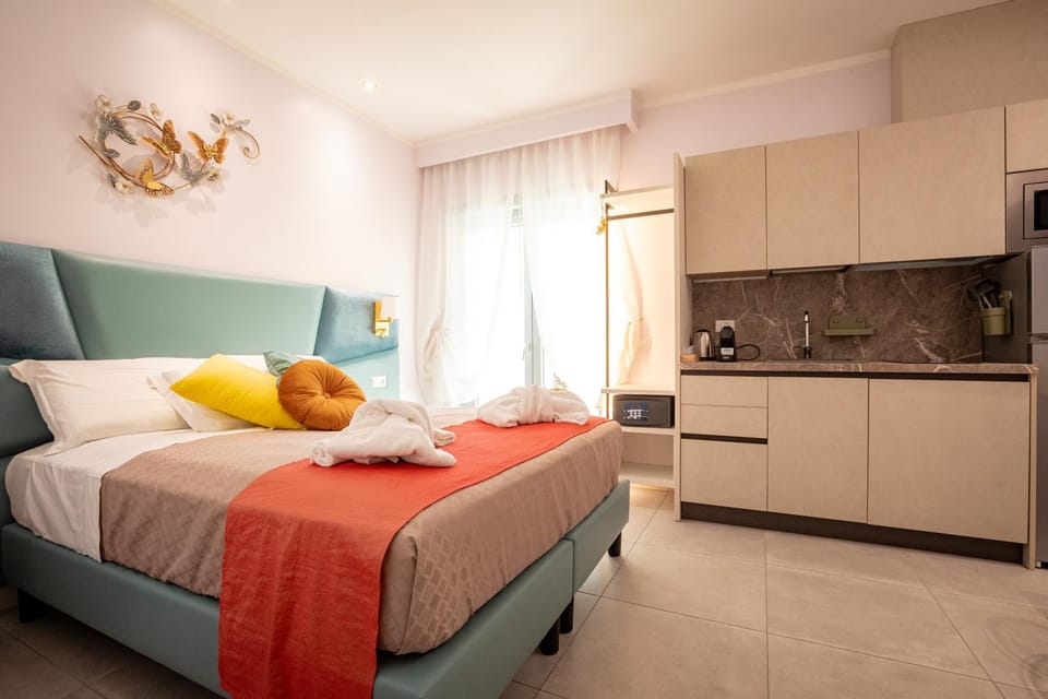 Bed, Kitchen or kitchenette, Bedroom, stove