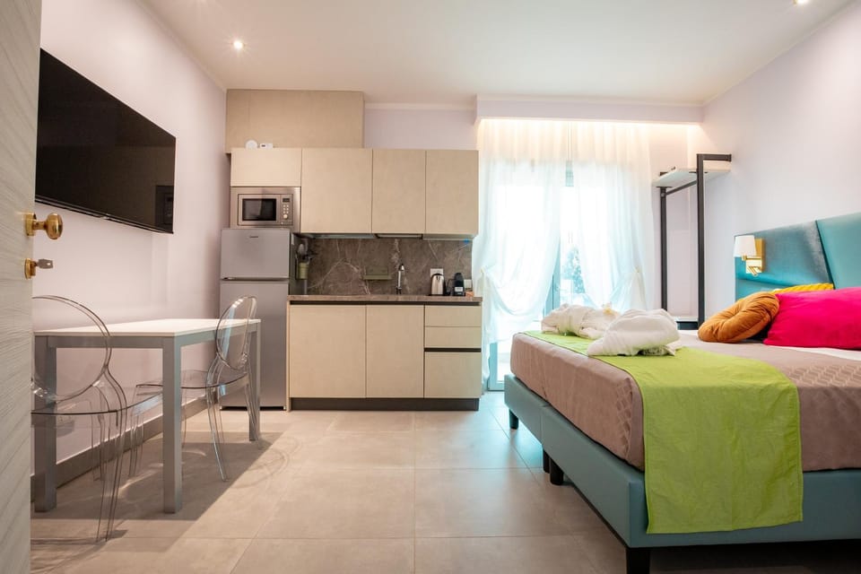 Bed, TV and multimedia, Kitchen or kitchenette, Bedroom, stove