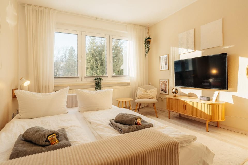 Bed, TV and multimedia, Living room, Photo of the whole room, Seating area, Evening entertainment, Bedroom, towels