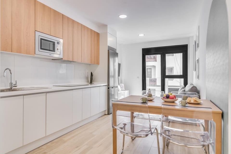 Kitchen or kitchenette, Dining area, microwave, stove