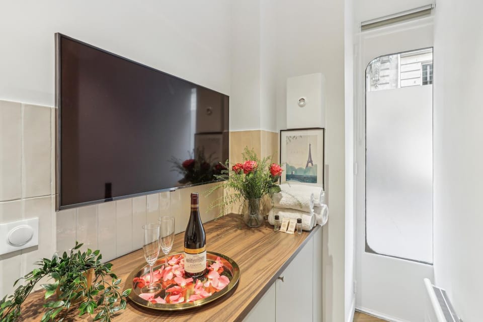 Lavie Maison Hot Tub and AC Near Arc de Triomphe Apartment in Paris