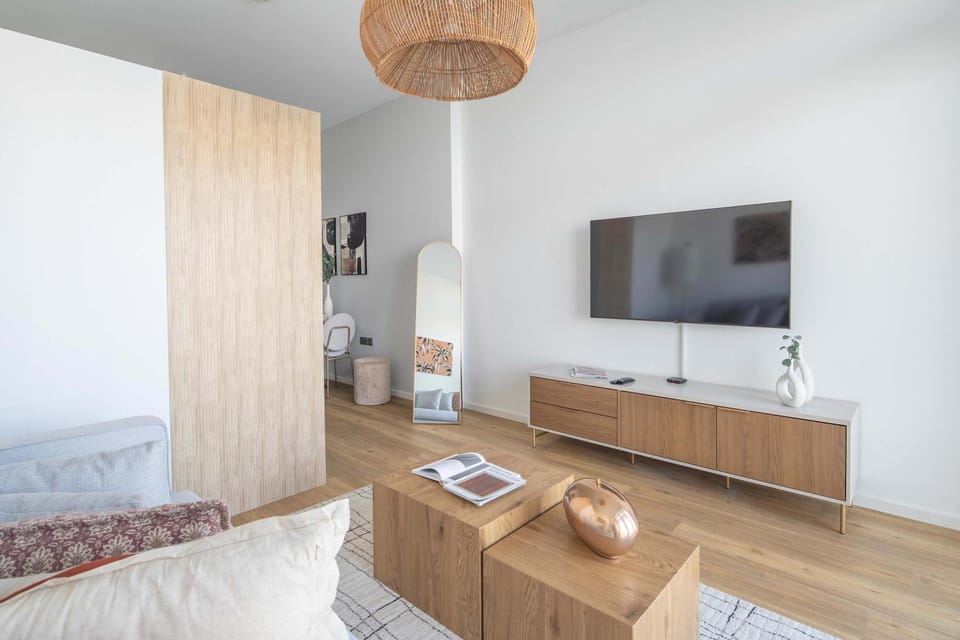 Frank Porter - Palm Views East Apartment in Dubai