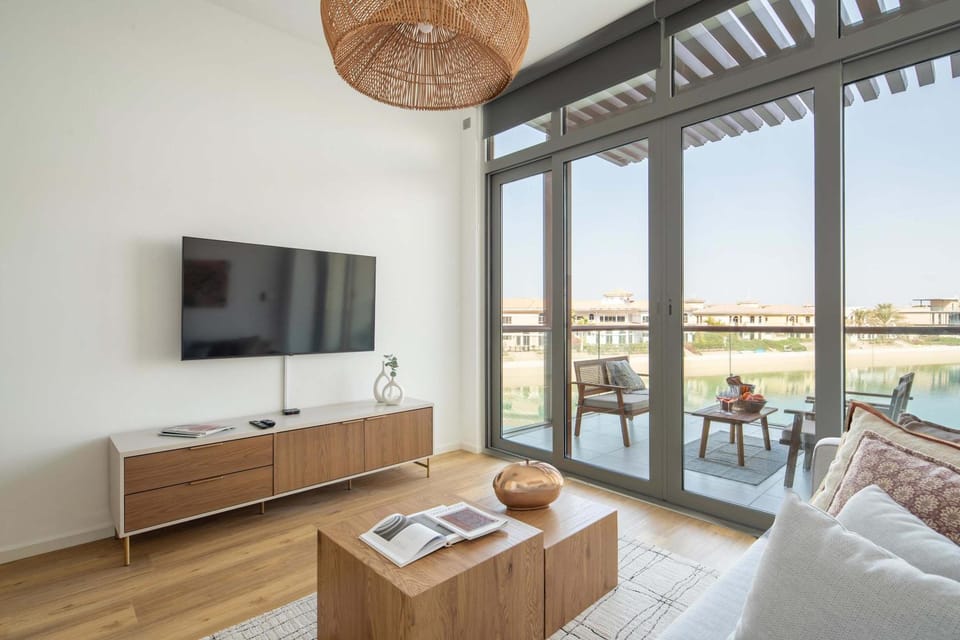 Frank Porter - Palm Views East Apartment in Dubai