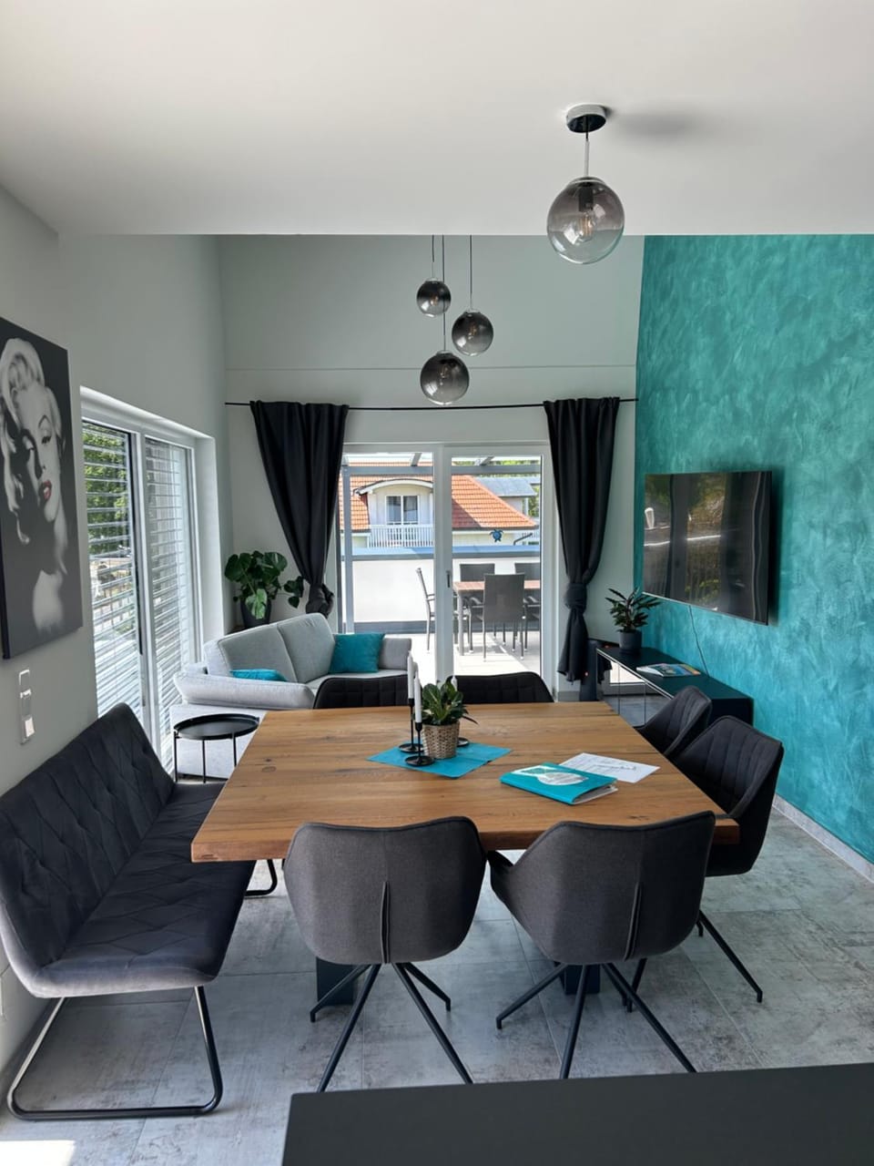 Seating area, Dining area