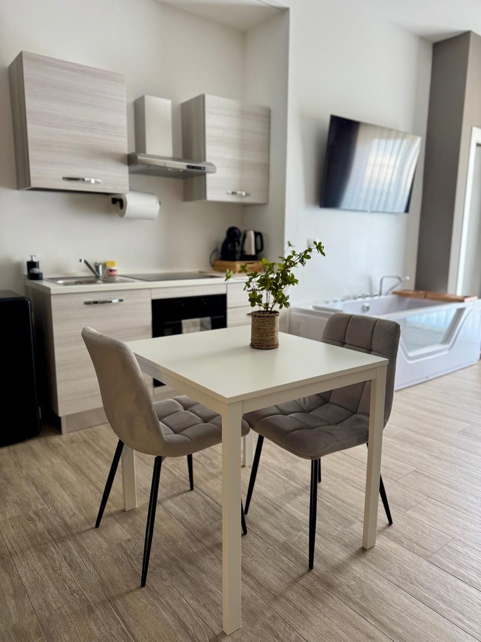Kitchen or kitchenette, Living room, minibar