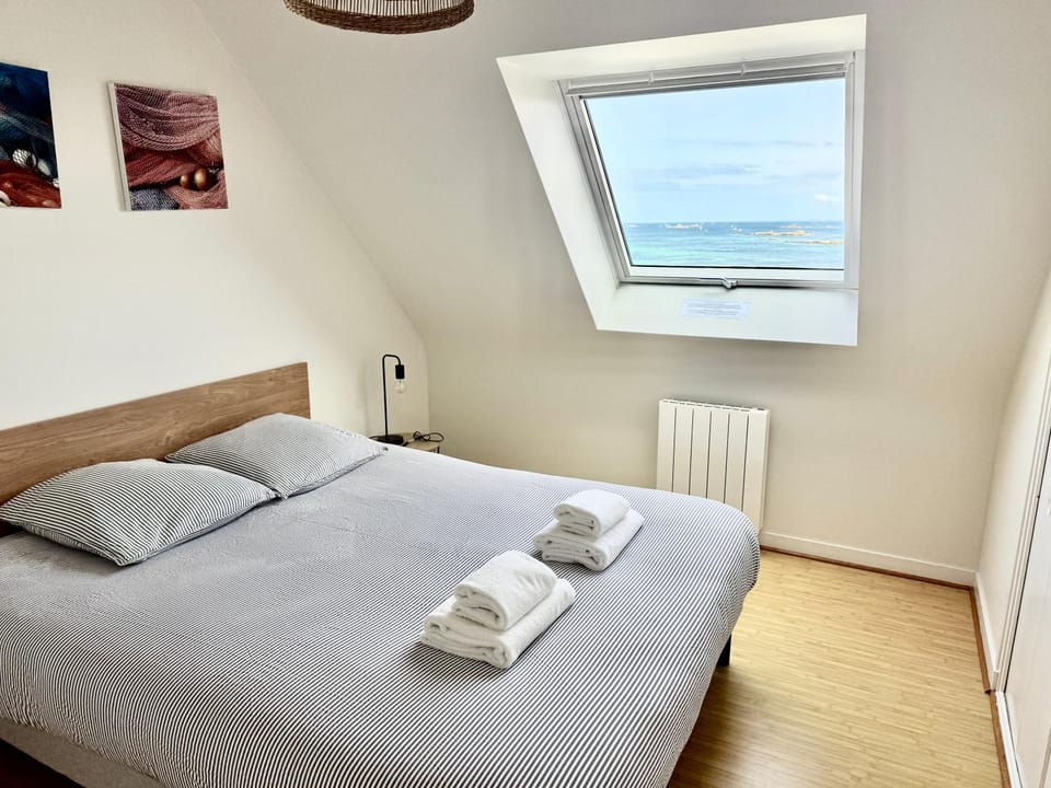 Photo of the whole room, Bedroom, Sea view, Sea view