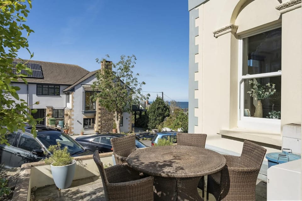 Modern Apartment Private Parking Walk to Beach Apartment in Westward Ho