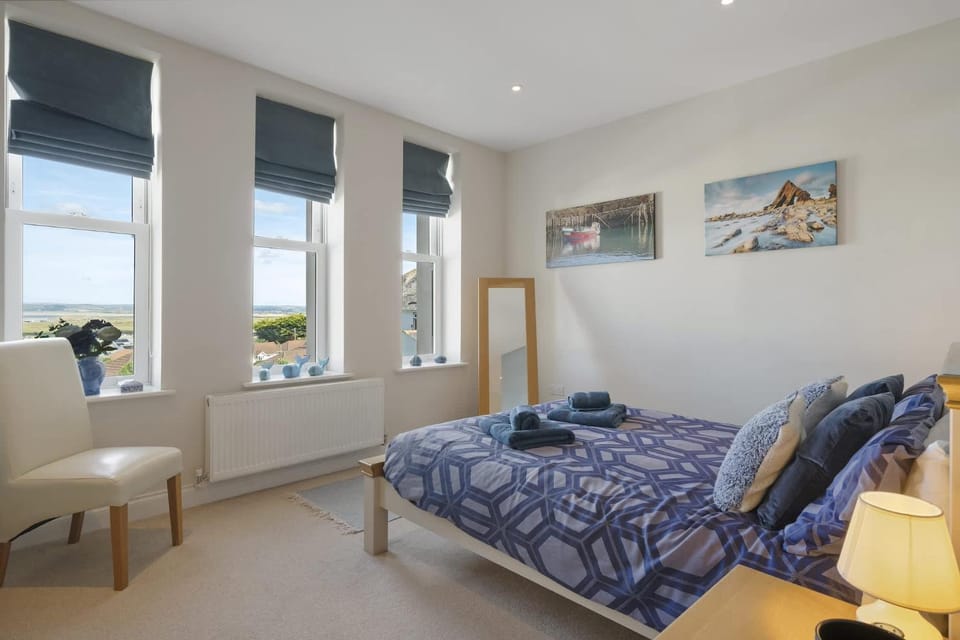 Modern Apartment Private Parking Walk to Beach Apartment in Westward Ho