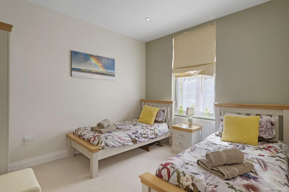 Modern Apartment Private Parking Walk to Beach Apartment in Westward Ho