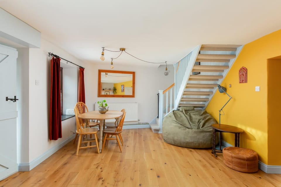 Cosy Cottage nr The Cotswolds Private Parking House in Stroud District